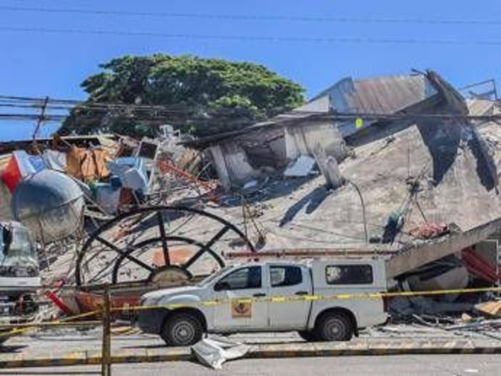 Terremoto nelle Filippine, sale il bilancio dei morti: sono oltre 40 Terremoto nelle Filippine, sale il bilancio dei morti: sono oltre 40