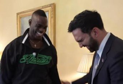 Balotelli a New York dal sindaco Mamdani, stretta di mano e maglia del Ghana in dono Balotelli a New York dal sindaco Mamdani, stretta di mano e maglia del Ghana in dono