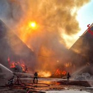Incendio all'isola ecologica di Novate Milanese, un ferito Incendio all'isola ecologica di Novate Milanese, un ferito