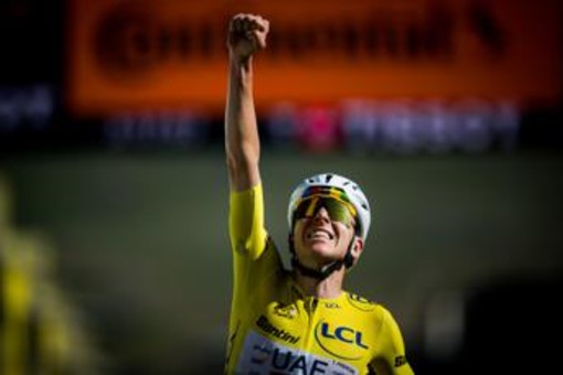 Tour de France, quinto trionfo di Pogacar. Ultima tappa a Van der Poel Tour de France, quinto trionfo di Pogacar. Ultima tappa a Van der Poel