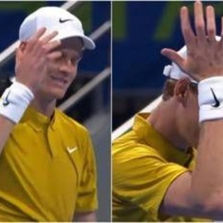 Prima sbaglia, poi si colpisce la testa: Sinner 'stizzito' a Doha Prima sbaglia, poi si colpisce la testa: Sinner 'stizzito' a Doha