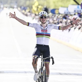 Pogacar vince il Giro delle Fiandre, Van der Poel ed Evenepoel sul podio