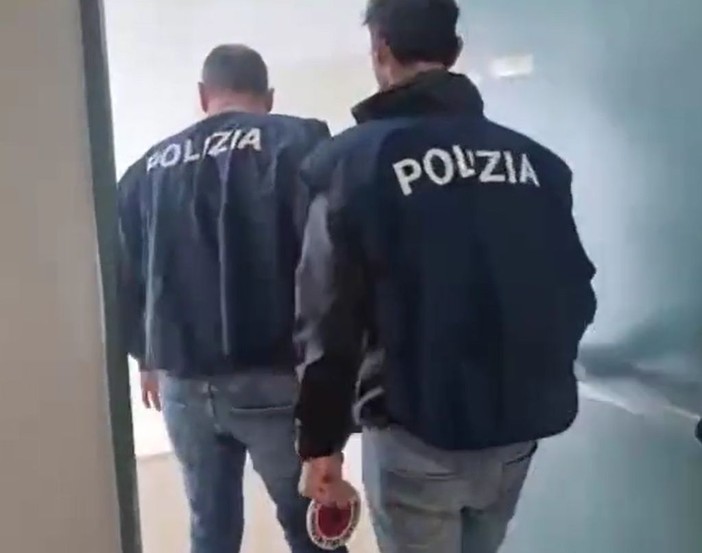 Arrestato a Lecce giovane anarchico, sequestrato manuale per ordigni