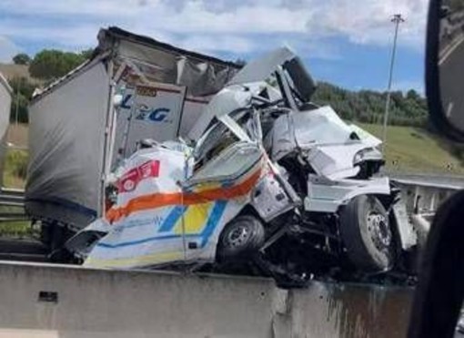 Incidente A1, chi sono le vittime dello schianto con il tir tra Arezzo e Valdarno Incidente A1, chi sono le vittime dello schianto con il tir tra Arezzo e Valdarno