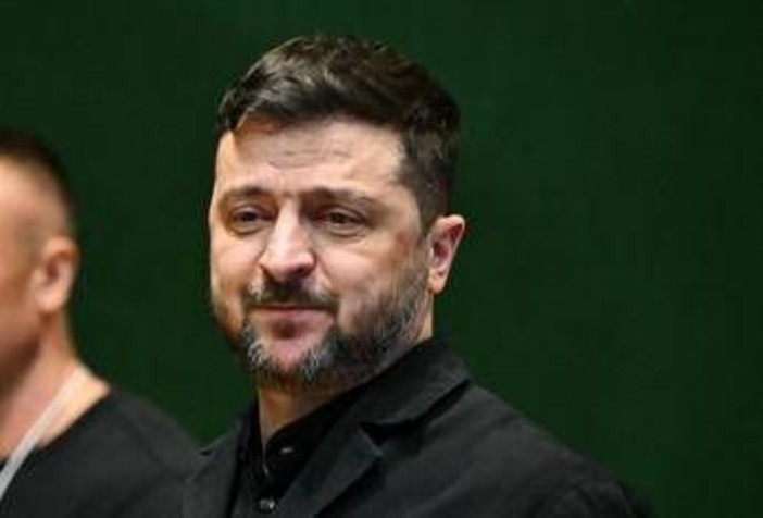 Ucraina, due morti per raid russi: Zelensky a Londra vede Macron, Merz e Starmer