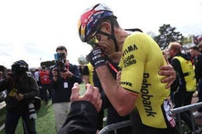 Van Aert vince la Parigi-Roubaix davanti a Pogacar