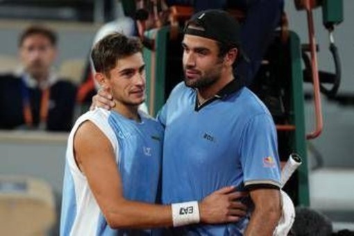 Roland Garros, Berrettini in lacrime costretto al ritiro. Arnaldi lo abbraccia, il pubblico applaude Roland Garros, Berrettini in lacrime costretto al ritiro. Arnaldi lo abbraccia, il pubblico applaude