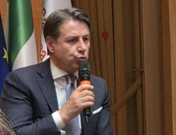 Di Maio contro Conte, il leader M5S replica: "Stupito che abbia avuto tempo di leggere rassegna con quello che succede in medio Oriente" Di Maio contro Conte, il leader M5S replica: "Stupito che abbia avuto tempo di leggere rassegna con quello che succede in medio Oriente"