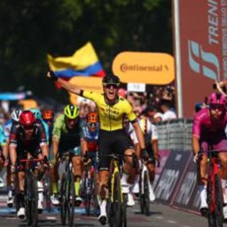 Giro d'Italia, Kooij vince la nona tappa e Pogacar sempre in maglia rosa