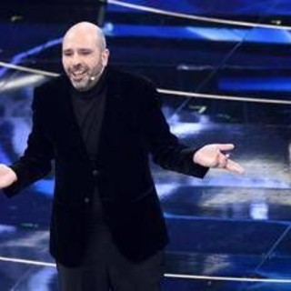 Dono di Natale da Checco Zalone, stasera videomessaggio su Mediaset a reti unificate Dono di Natale da Checco Zalone, stasera videomessaggio su Mediaset a reti unificate