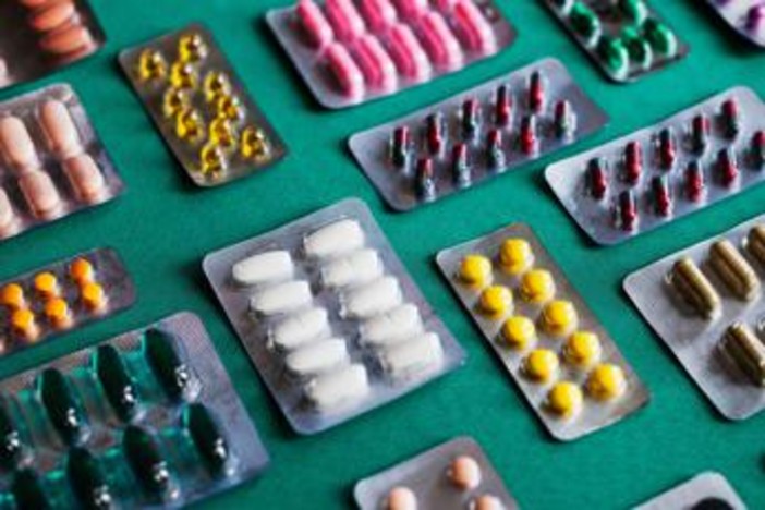 Farmaci in valigia, quali portare con sé in vacanza e come conservarli correttamente