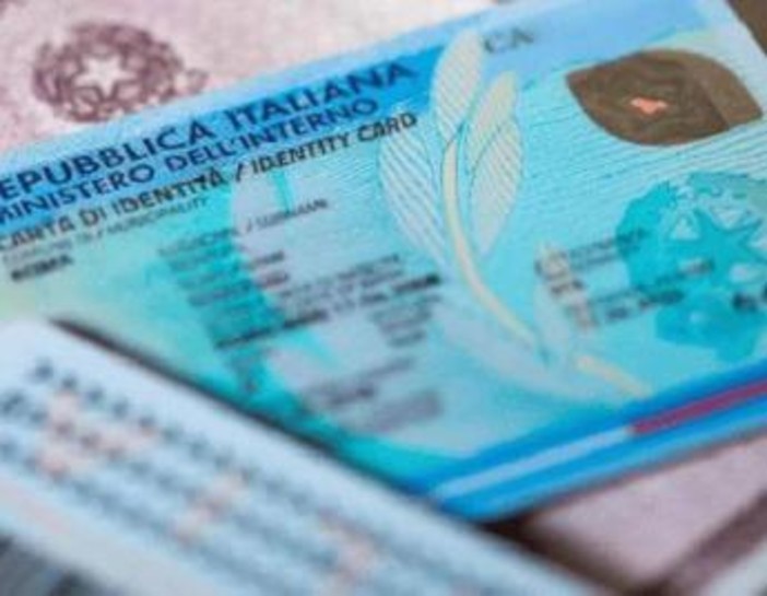 Carta d'identità cartacea, slitta l'addio: fino a quando è valida e cosa cambia