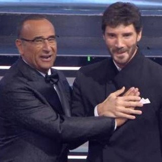 Stefano De Martino conduttore Sanremo 2027: "Carlo, non spegnere il telefono: ne avrò bisogno" Stefano De Martino conduttore Sanremo 2027: "Carlo, non spegnere il telefono: ne avrò bisogno"
