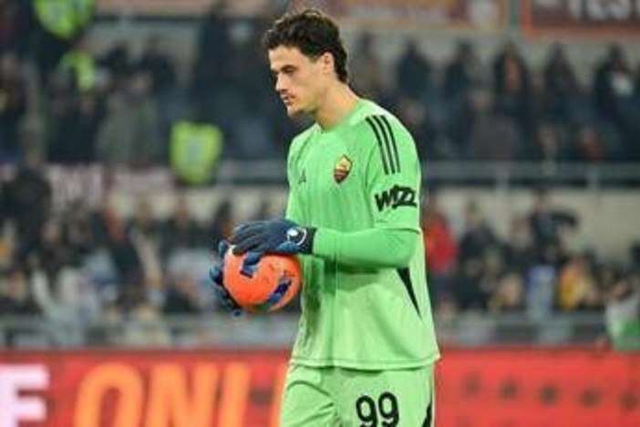 Svilar colpisce al volto Ostigard in uscita, rossoblù chiedono il rigore: proteste in Roma-Genoa Svilar colpisce al volto Ostigard in uscita, rossoblù chiedono il rigore: proteste in Roma-Genoa