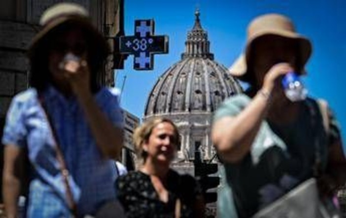 Caldo rovente sull'Italia, oggi allerta arancione in 14 città. Domani i primi 4 bollini rossi