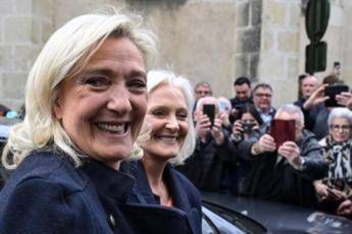 Francia, avanza l’estrema destra: il partito di Marine Le Pen verso miglior risultato di sempre al primo turno Francia, avanza l’estrema destra: il partito di Marine Le Pen verso miglior risultato di sempre al primo turno
