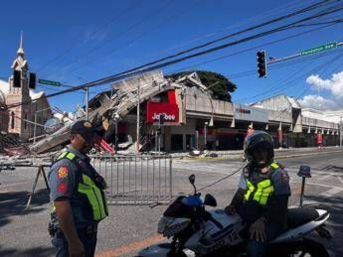 Terremoto magnitudo 7.8 nelle Filippine, 15 morti e oltre 100 feriti: scatta allarme tsunami