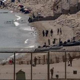 Ceuta, allerta per un nuovo assalto: il Marocco blocca centinaia di migranti