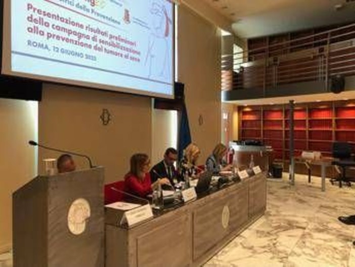 Poliziotte ambasciatrici della prevenzione tumori con la campagna 'Care for Caring'