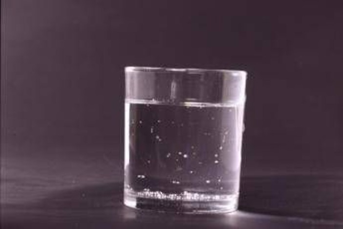 Bere acqua calda al mattino o alla sera? I consigli dell'esperto