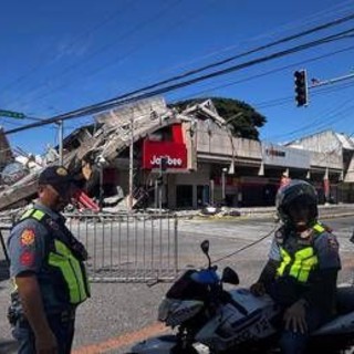 Terremoto magnitudo 7.8 nelle Filippine, 15 morti e oltre 100 feriti: scatta allarme tsunami Terremoto magnitudo 7.8 nelle Filippine, 15 morti e oltre 100 feriti: scatta allarme tsunami