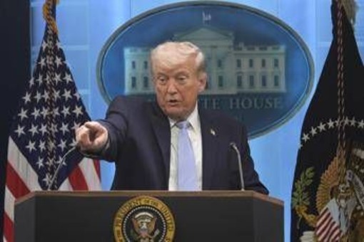 Scure di Trump sui giornalisti: niente accesso alla Casa Bianca per Cnn, Ms Now e Politico. "Assalto ai diritti, avanti con il nostro lavoro" Scure di Trump sui giornalisti: niente accesso alla Casa Bianca per Cnn, Ms Now e Politico. "Assalto ai diritti, avanti con il nostro lavoro"