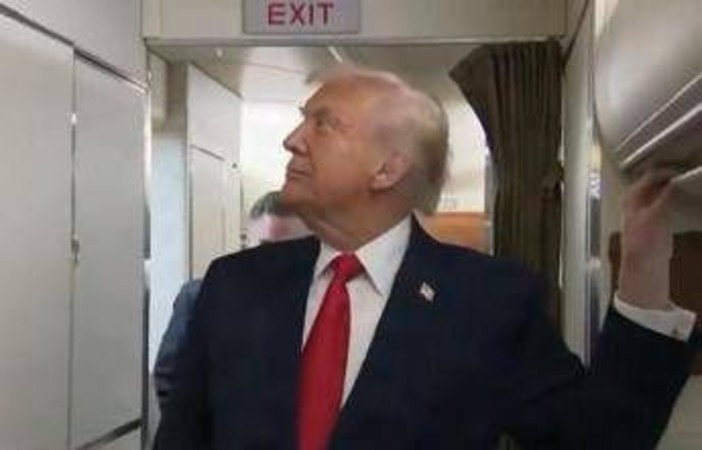 Trump e il bagno occupato sull'Air Force One: "C’è qualcuno lì dentro?"