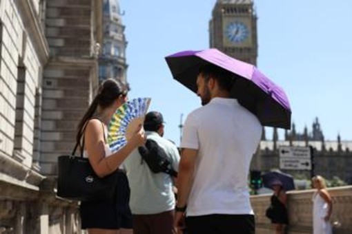 Regno Unito, caldo e siccità record: Londra teme gli incendi, temperature fino a 35 gradi Regno Unito, caldo e siccità record: Londra teme gli incendi, temperature fino a 35 gradi
