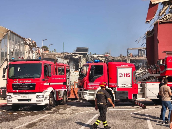 Crolla palazzina a Messina, si cercano eventuali dispersi tra macerie Crolla palazzina a Messina, si cercano eventuali dispersi tra macerie
