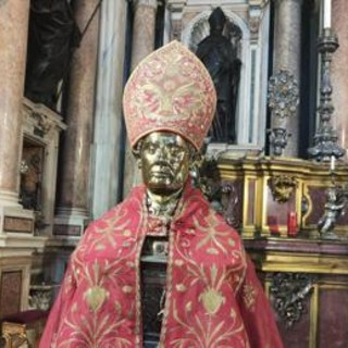 Napoli, ruba copricapo dalla statua di San Gennaro: rincorso e arrestato Napoli, ruba copricapo dalla statua di San Gennaro: rincorso e arrestato