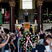 Don Mazzi, a Milano l’addio tra applausi e commozione