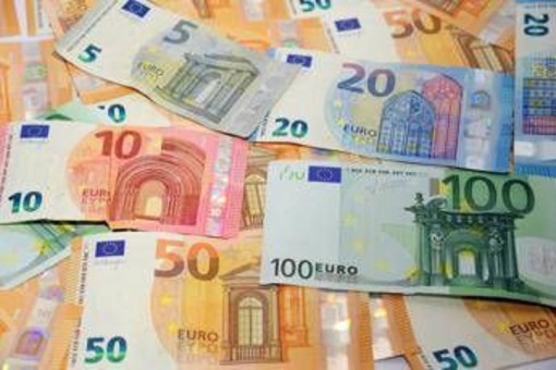 Trova 110mila euro in un cassetto: "Erano su libretti di risparmio di 50 anni fa" Trova 110mila euro in un cassetto: "Erano su libretti di risparmio di 50 anni fa"