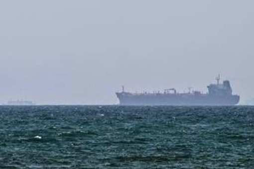 Iran, Pasdaran: "Petroliera con 2 milioni di barili greggio urta mina a Hormuz, nave in fiamme"
