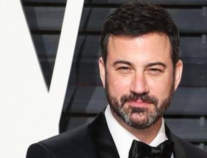 Kimmel: "Melania Trump vedova in attesa". Il presidente e la First Lady: "Va licenziato"