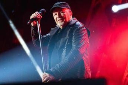 Vasco Rossi, Diego Spagnoli se ne va: "Abbiamo avuto una discussione sul palco, mi dispiace" Vasco Rossi, Diego Spagnoli se ne va: "Abbiamo avuto una discussione sul palco, mi dispiace"