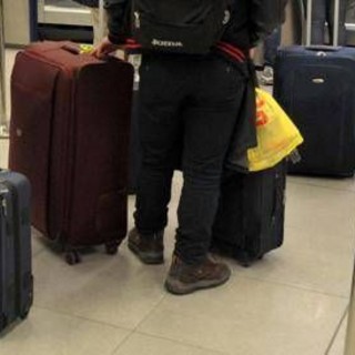 Il senatore Menia e il diverbio con la coppia gay a Fiumicino: "Siate educati", "Omofobo"