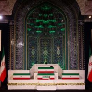 Iran, la bara di Khamenei esposta nella Grande Moschea: funerali da domani Iran, la bara di Khamenei esposta nella Grande Moschea: funerali da domani