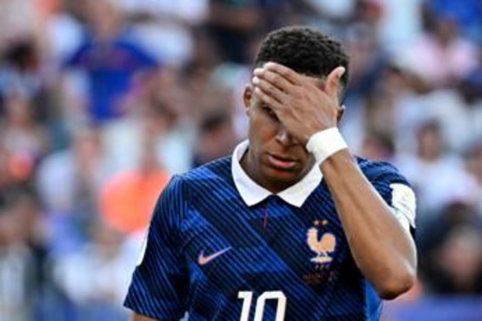 Francia-Marocco, Mbappé sbaglia rigore e si dispera Francia-Marocco, Mbappé sbaglia rigore e si dispera