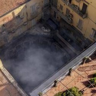 Teatro Sannazaro distrutto, la promessa di Giuli: "Tornerà a splendere". Oggi il ministro a Napoli Teatro Sannazaro distrutto, la promessa di Giuli: "Tornerà a splendere". Oggi il ministro a Napoli
