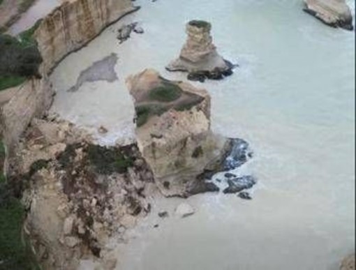 Maltempo in Puglia, crolla l'Arco di Sant'Andrea: era tra i luoghi più suggestivi del Salento Maltempo in Puglia, crolla l'Arco di Sant'Andrea: era tra i luoghi più suggestivi del Salento