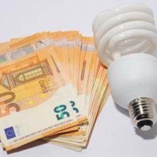 Bollette luce, aumenti in arrivo per i vulnerabili. Consumatori: "+45 euro all'anno, una Caporetto" Bollette luce, aumenti in arrivo per i vulnerabili. Consumatori: "+45 euro all'anno, una Caporetto"