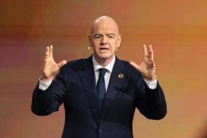 Fifa, l'assist di Infantino a Putin: "L'esclusione della Russia ha creato odio, va rivista" Fifa, l'assist di Infantino a Putin: "L'esclusione della Russia ha creato odio, va rivista"
