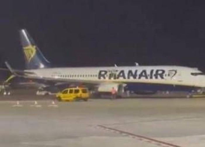 Spagna, incendio su volo Ryanair a Maiorca: 18 feriti lievi - Video Spagna, incendio su volo Ryanair a Maiorca: 18 feriti lievi - Video