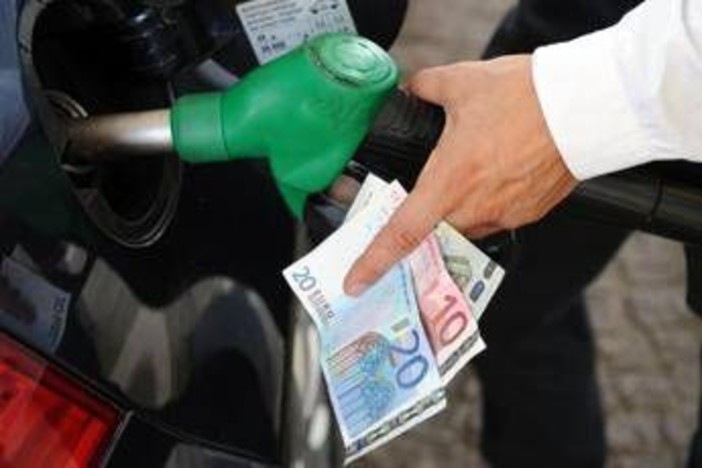 Attacco in Iran, schizza il prezzo del petrolio: aumentano listini di benzina e diesel Attacco in Iran, schizza il prezzo del petrolio: aumentano listini di benzina e diesel