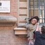 Bologna, manichino di Valditara alle finestre del liceo Minghetti: "Nemico degli studenti"