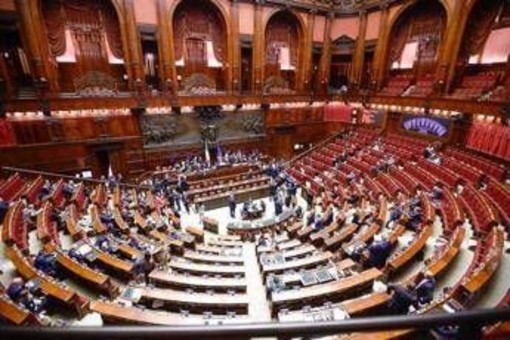 Fa troppo freddo alla Camera, la richiesta: "Meno aria ghiacciata"