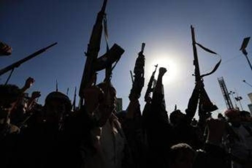 Yemen, Houthi: "Colpita la più grande raffineria dell'Arabia Saudita". Esplosioni a Riad Yemen, Houthi: "Colpita la più grande raffineria dell'Arabia Saudita". Esplosioni a Riad