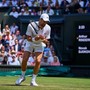 Wimbledon, Djokovic-Rinderknech finisce... con una doppia caduta Wimbledon, Djokovic-Rinderknech finisce... con una doppia caduta