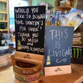 Milano Cortina, è 'pins-mania': da Bormio a Livigno, anche i locali le chiedono (al posto delle mance) Milano Cortina, è 'pins-mania': da Bormio a Livigno, anche i locali le chiedono (al posto delle mance)