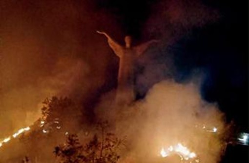 Fiamme lambiscono statua Cristo a Maratea. Bardi: ''Attacco a simbolo Basilicata nel mondo, punire responsabili dello scempio'' Fiamme lambiscono statua Cristo a Maratea. Bardi: ''Attacco a simbolo Basilicata nel mondo, punire responsabili dello scempio''